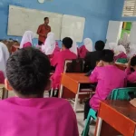 Siswa SMAN 14 Padang mengikuti uji coba aplikasi pembelajaran tatabahasa berbasis Android