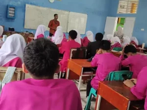 Siswa SMAN 14 Padang mengikuti uji coba aplikasi pembelajaran tatabahasa berbasis Android