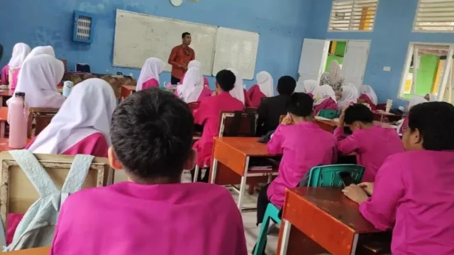 Siswa SMAN 14 Padang mengikuti uji coba aplikasi pembelajaran tatabahasa berbasis Android