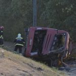 Bangkai bus wisata asal Polandia yang terguling di jalan tol M3, Hongaria.
