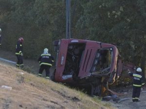 Bangkai bus wisata asal Polandia yang terguling di jalan tol M3, Hongaria.