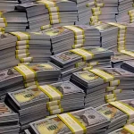 Ilustrasi tumpukan uang kertas dolar Amerika Serikat menggambarkan cadangan devisa