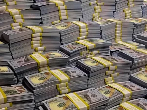 Ilustrasi tumpukan uang kertas dolar Amerika Serikat menggambarkan cadangan devisa