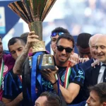 Foto arsip Hakan Calhanoglu mengangkat trofi Serie A bersama para pemain Inter Milan.