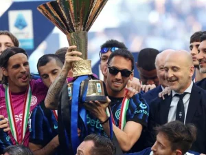 Foto arsip Hakan Calhanoglu mengangkat trofi Serie A bersama para pemain Inter Milan.