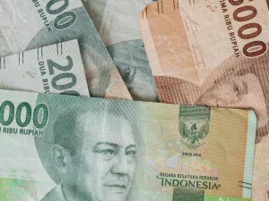 Lembaran uang kertas rupiah berbagai pecahan