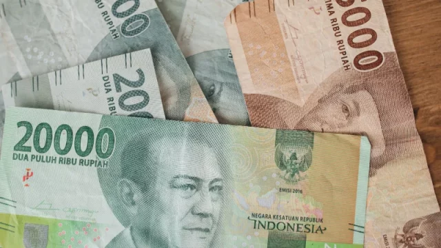 Lembaran uang kertas rupiah berbagai pecahan