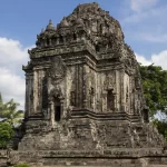 Candi Kalasan di Kabupaten Sleman dilihat dari sisi timur laut, dengan tubuh candi batu andesit berelung dan berhias serta atap bersusun