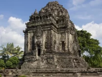 Candi Kalasan di Kabupaten Sleman dilihat dari sisi timur laut, dengan tubuh candi batu andesit berelung dan berhias serta atap bersusun