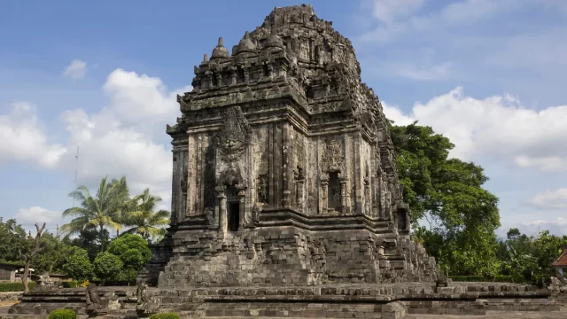 Candi Kalasan di Kabupaten Sleman dilihat dari sisi timur laut, dengan tubuh candi batu andesit berelung dan berhias serta atap bersusun