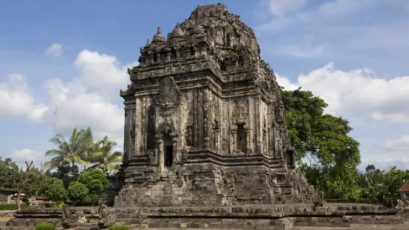 Candi Kalasan di Kabupaten Sleman dilihat dari sisi timur laut, dengan tubuh candi batu andesit berelung dan berhias serta atap bersusun