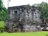Candi Naga di Kompleks Candi Panataran, Blitar, dengan tubuh candi batu andesit berhias pahatan naga melingkar dan deretan figur penopang