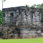 Candi Naga di Kompleks Candi Panataran, Blitar, dengan tubuh candi batu andesit berhias pahatan naga melingkar dan deretan figur penopang