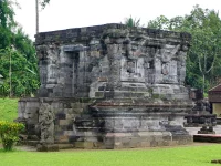 Candi Naga di Kompleks Candi Panataran, Blitar, dengan tubuh candi batu andesit berhias pahatan naga melingkar dan deretan figur penopang