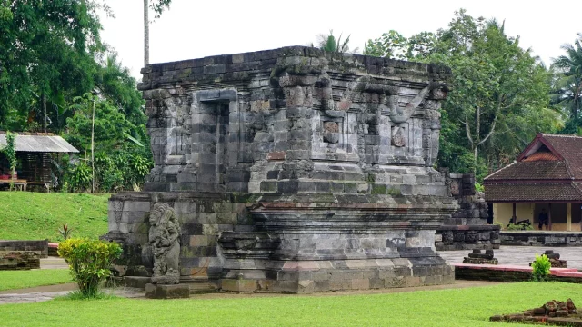 Candi Naga di Kompleks Candi Panataran, Blitar, dengan tubuh candi batu andesit berhias pahatan naga melingkar dan deretan figur penopang
