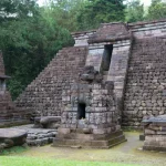 Bangunan utama Candi Sukuh berbentuk piramida terpancung dari batu dengan gerbang di tengah dan arca di halaman