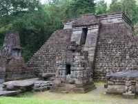 Bangunan utama Candi Sukuh berbentuk piramida terpancung dari batu dengan gerbang di tengah dan arca di halaman