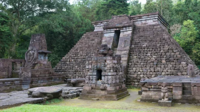 Bangunan utama Candi Sukuh berbentuk piramida terpancung dari batu dengan gerbang di tengah dan arca di halaman