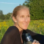 Celine Dion tersenyum di tengah ladang bunga liar