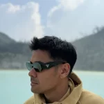 Chicco Jerikho berpose dengan latar danau kawah dan pegunungan saat syuting