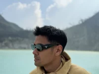 Chicco Jerikho berpose dengan latar danau kawah dan pegunungan saat syuting