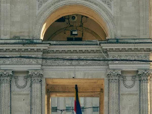 Gerbang batu bergaya klasik di pusat Kota Chisinau dengan bendera Moldova berkibar di belakangnya