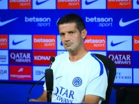 Pelatih kepala Inter Milan, Cristian Chivu, dalam konferensi pers jelang laga pembuka Serie A 2026/2027.