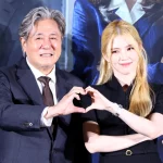 Aktor Choi Min-sik dan aktris Han So-hee berpose dalam konferensi pers film The Intern versi Korea di Seoul.