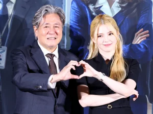 Aktor Choi Min-sik dan aktris Han So-hee berpose dalam konferensi pers film The Intern versi Korea di Seoul.