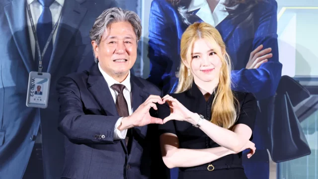 Aktor Choi Min-sik dan aktris Han So-hee berpose dalam konferensi pers film The Intern versi Korea di Seoul.