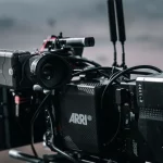 Kamera film profesional di lokasi syuting