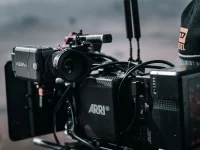 Kamera film profesional di lokasi syuting