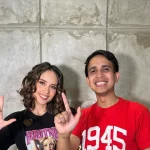 Cinta Laura berkaus hitam dan Andovi da Lopez berkaus merah bertuliskan 1945