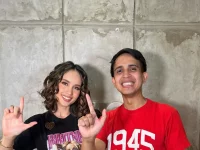 Cinta Laura berkaus hitam dan Andovi da Lopez berkaus merah bertuliskan 1945
