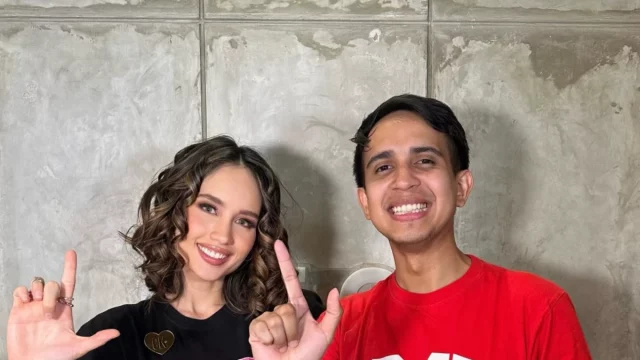 Cinta Laura berkaus hitam dan Andovi da Lopez berkaus merah bertuliskan 1945