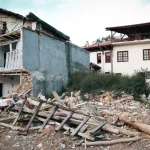 Bangunan rumah warga rusak berat setelah diguncang gempa bumi
