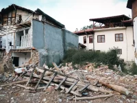 Bangunan rumah warga rusak berat setelah diguncang gempa bumi