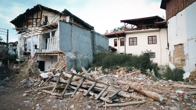 Bangunan rumah warga rusak berat setelah diguncang gempa bumi