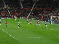 Pertandingan berlangsung di lapangan Old Trafford