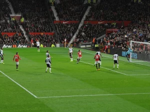 Pertandingan berlangsung di lapangan Old Trafford