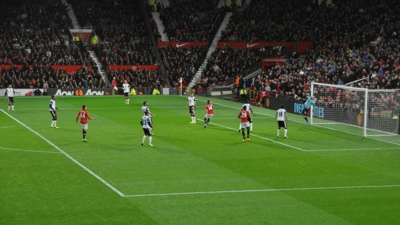 Pertandingan berlangsung di lapangan Old Trafford