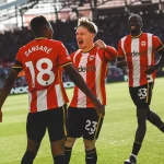 Para pemain Brentford merayakan gol bersama di lapangan