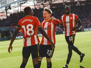 Para pemain Brentford merayakan gol bersama di lapangan