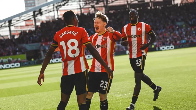 Para pemain Brentford merayakan gol bersama di lapangan