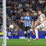 Pemain Real Madrid melepaskan tendangan ke arah gawang Espanyol