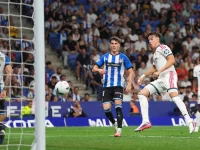 Pemain Real Madrid melepaskan tendangan ke arah gawang Espanyol