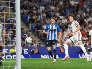 Pemain Real Madrid melepaskan tendangan ke arah gawang Espanyol