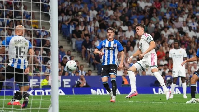 Pemain Real Madrid melepaskan tendangan ke arah gawang Espanyol