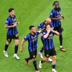 Para pemain Inter Milan merayakan gol bersama di Stadion Giuseppe Meazza