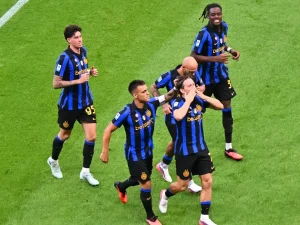 Para pemain Inter Milan merayakan gol bersama di Stadion Giuseppe Meazza